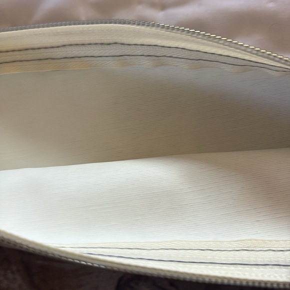 Camouflage Leaf Print Pouch - Picture 2 of 3